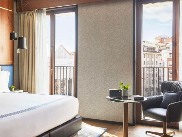 Thompson Madrid, by Hyatt : photo 4 de la chambre chambre lit king-size avec balcon