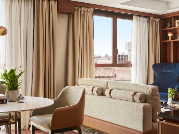 Thompson Madrid, by Hyatt : photo 9 de la chambre suite lit king-size - vue sur ville