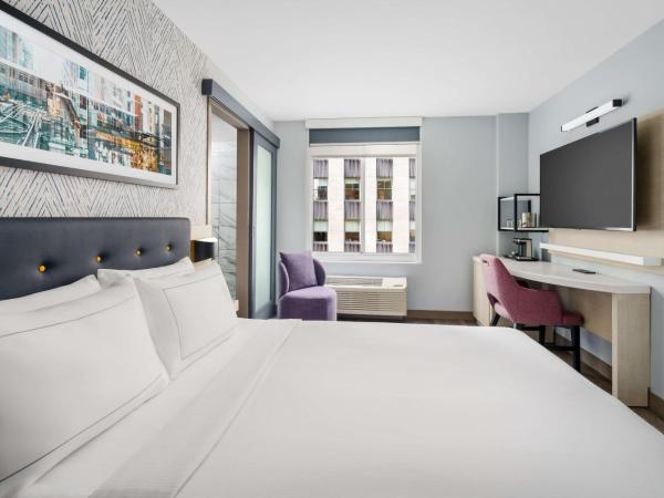 DoubleTree by Hilton New York Midtown Fifth Ave : photo 4 de la chambre chambre lit queen-size – vue partielle sur lieu d'intérêt