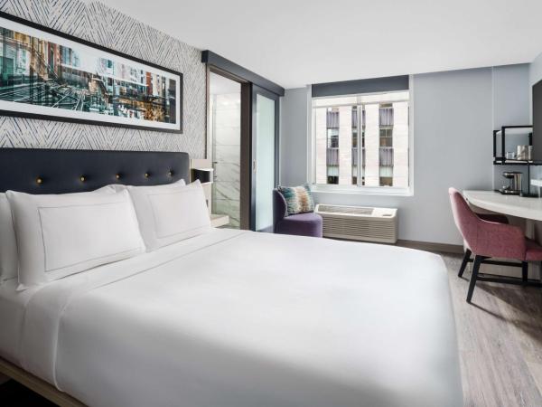 DoubleTree by Hilton New York Midtown Fifth Ave : photo 1 de la chambre chambre lit queen-size - vue sur ville