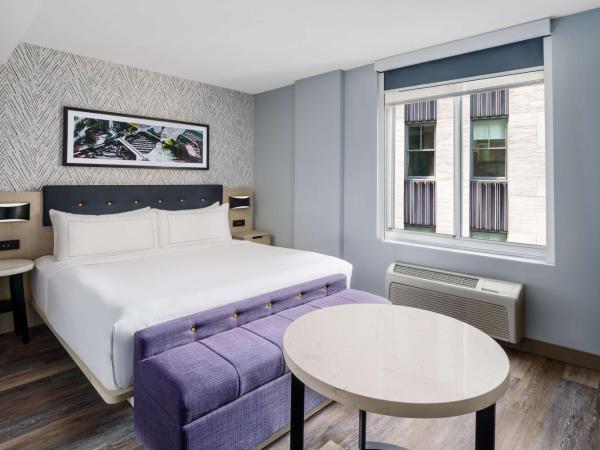 DoubleTree by Hilton New York Midtown Fifth Ave : photo 3 de la chambre chambre lit king-size – vue partielle sur lieu d'intérêt