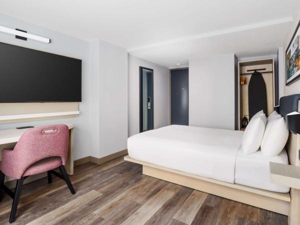 DoubleTree by Hilton New York Midtown Fifth Ave : photo 7 de la chambre chambre lit queen-size - vue sur ville