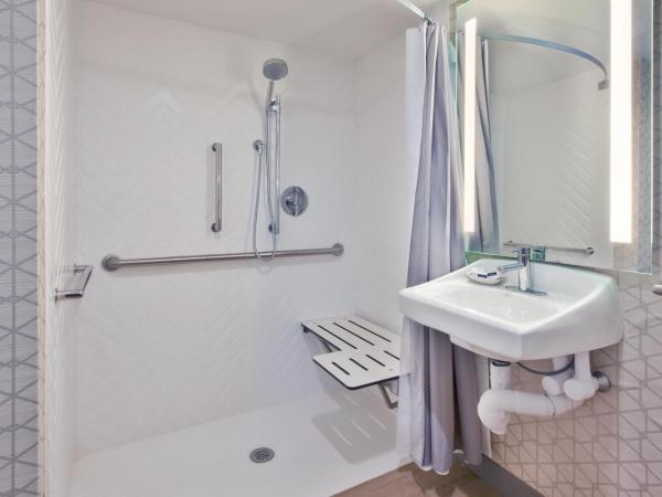 Holiday Inn Va Beach-Oceanside 21st St, an IHG Hotel : photo 1 de la chambre chambre double avec 2 lits doubles - douche accessible en fauteuil roulant - non-fumeurs