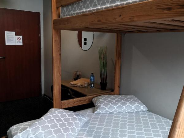 GO Hostel Rewolucji : photo 2 de la chambre chambre triple