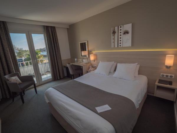 Best Western Plus Le Roof Vannes Bord de Mer : photo 8 de la chambre chambre supérieure lit queen-size avec balcon - vue sur mer