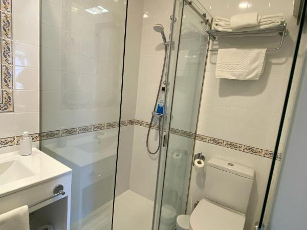 Enjoy Viana - Guest House : photo 6 de la chambre chambre triple avec balcon