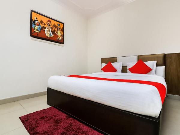 Collection O Ramji 7 Grand Near Tdi Mall : photo 2 de la chambre chambre triple classique