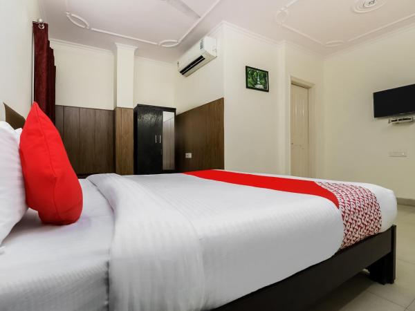 Collection O Ramji 7 Grand Near Tdi Mall : photo 4 de la chambre chambre triple classique