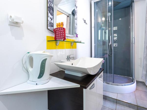 Chambre sous les mimosas 2kms plage : photo 8 de la chambre chambre double supérieure