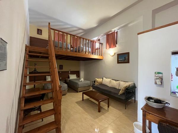 Eleni Rooms : photo 3 de la chambre chambre quadruple