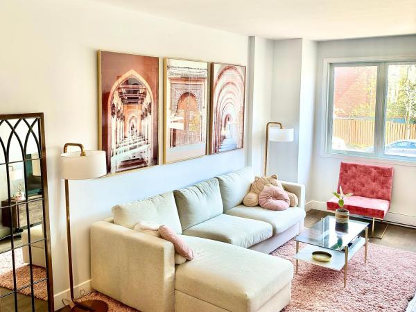 Beautiful Luxury Shared Home in Montreal : photo 3 de la chambre chambre quadruple avec salle de bains privative