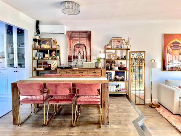 Beautiful Luxury Shared Home in Montreal : photo 6 de la chambre chambre quadruple avec salle de bains privative