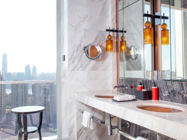 Regent Shanghai Pudong - Complimentary first round minibar per stay - including a bottle of wine - enjoy the internet without any pressure : photo 8 de la chambre suite lit king-size club - vue sur ville