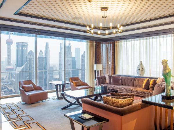Regent Shanghai Pudong - Complimentary first round minibar per stay - including a bottle of wine - enjoy the internet without any pressure : photo 2 de la chambre three-bedroom presidential suite with view