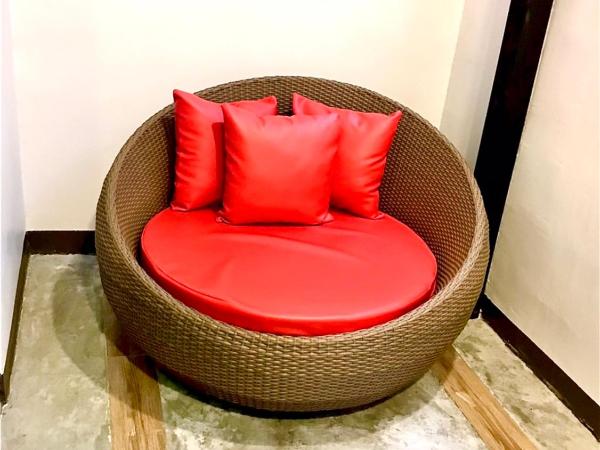 V20 Boutique Jacuzzi Hotel - SHA Extra Plus : photo 3 de la chambre chambre lit king-size avec baignoire spa