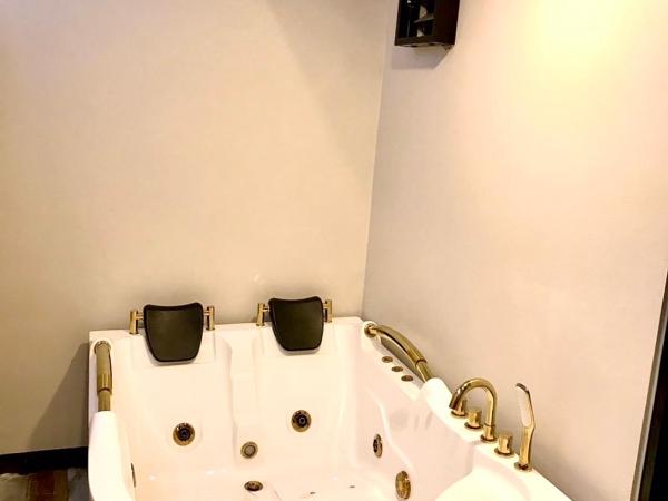 V20 Boutique Jacuzzi Hotel - SHA Extra Plus : photo 2 de la chambre chambre lit king-size avec baignoire spa
