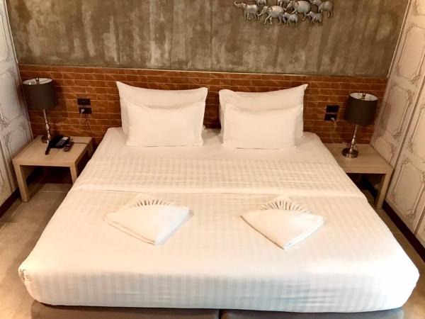 V20 Boutique Jacuzzi Hotel - SHA Extra Plus : photo 1 de la chambre chambre lit king-size avec baignoire spa