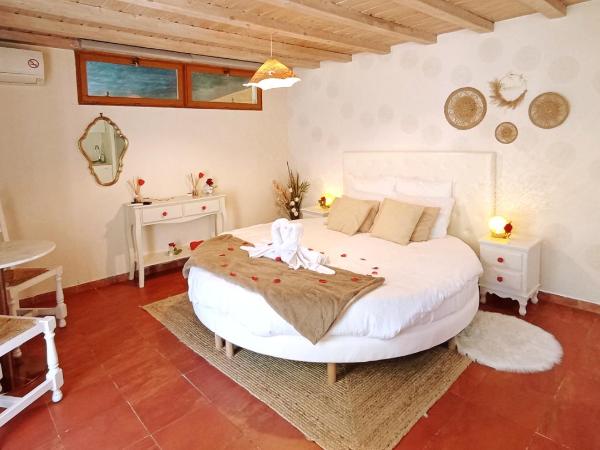 Studio romantique jacuzzi ou spa balneo privatif et jardin Au temps des cerises La Ciotat : photo 7 de la chambre suite avec jacuzzi