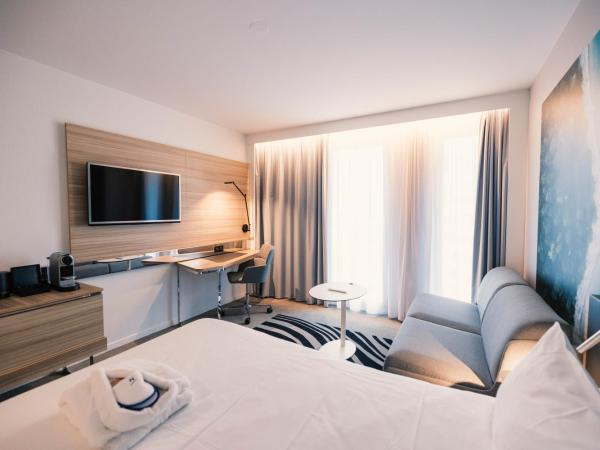 Novotel Le Havre Centre Gare : photo 1 de la chambre chambre exécutive avec 1 lit double et 1 canapé