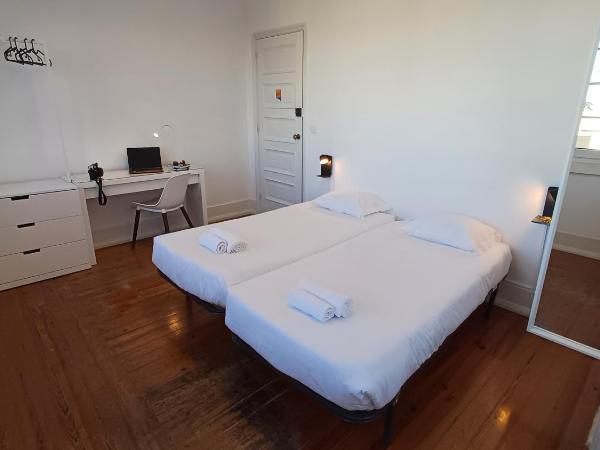 HI Coimbra - Pousada de Juventude : photo 2 de la chambre chambre lits jumeaux avec salle de bains commune