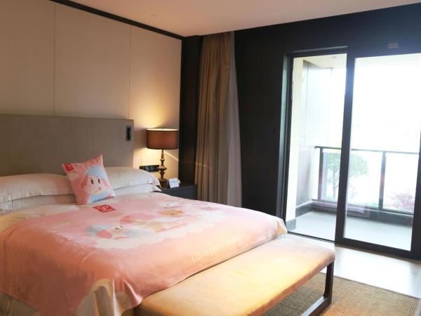 Hilton Ningbo Dongqian Lake : photo 4 de la chambre courtyard duplex family room with lounge access