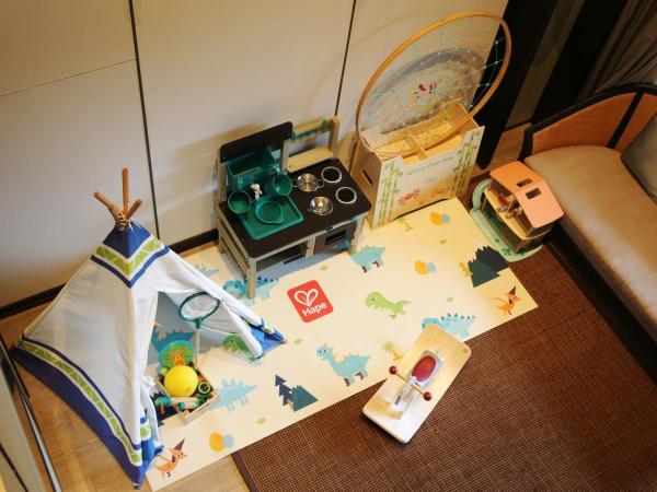 Hilton Ningbo Dongqian Lake : photo 1 de la chambre courtyard duplex family room with lounge access