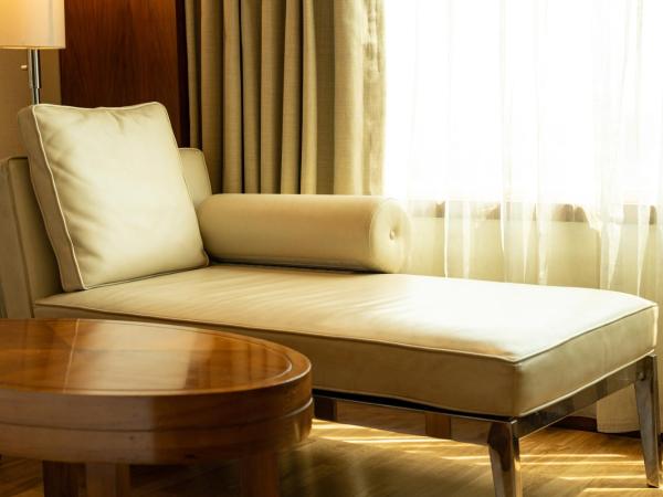 DoubleTree by Hilton-Pune Chinchwad : photo 10 de la chambre chambre lit king-size exéctive - accès au salon