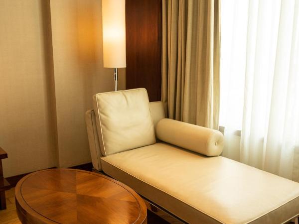 DoubleTree by Hilton-Pune Chinchwad : photo 6 de la chambre chambre lit king-size exéctive - accès au salon