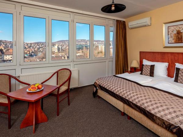 Hotel Charles : photo 2 de la chambre chambre double ou lits jumeaux avec salle de bains