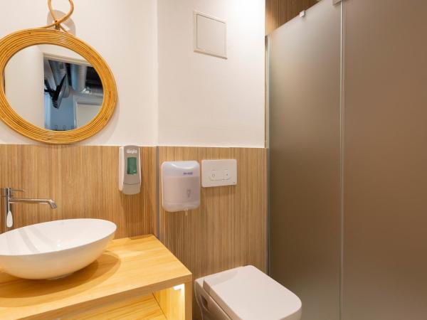 Malaga Stop Hostel AB : photo 5 de la chambre chambre familiale avec salle de bains privative