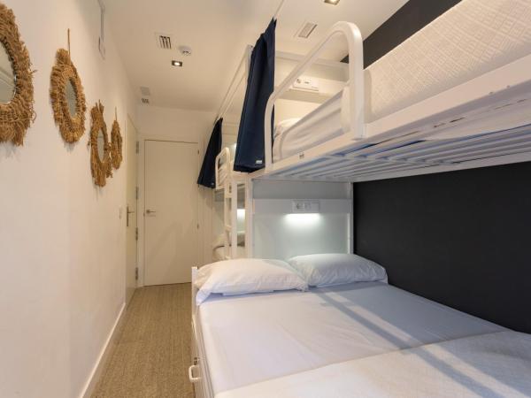 Malaga Stop Hostel AB : photo 1 de la chambre chambre familiale avec salle de bains privative