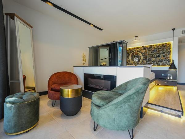 Ramitos Boutique Hotel : photo 9 de la chambre chambre triple - vue sur la piscine