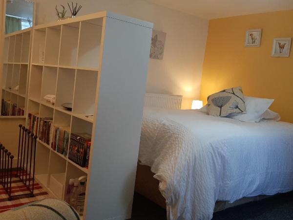 Beulah Serviced bedrooms : photo 5 de la chambre chambre double avec salle de bains commune