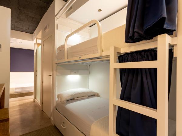 Malaga Stop Hostel AB : photo 8 de la chambre chambre familiale avec salle de bains privative