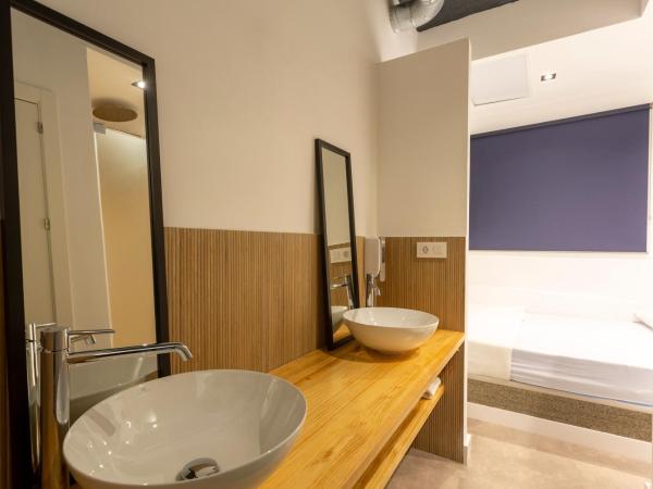 Malaga Stop Hostel AB : photo 9 de la chambre chambre familiale avec salle de bains privative