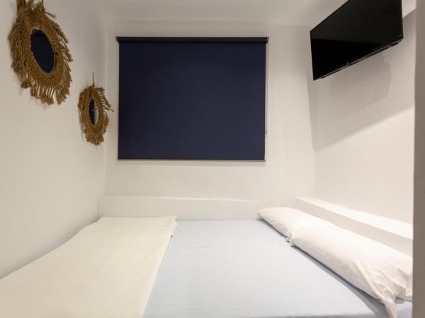 Malaga Stop Hostel AB : photo 10 de la chambre chambre familiale avec salle de bains privative