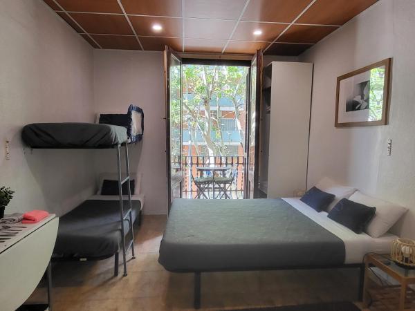 Barcelona Rooms 294 : photo 2 de la chambre chambre familiale avec salle de bains privative et balcon