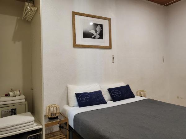 Barcelona Rooms 294 : photo 1 de la chambre chambre familiale avec salle de bains privative et balcon