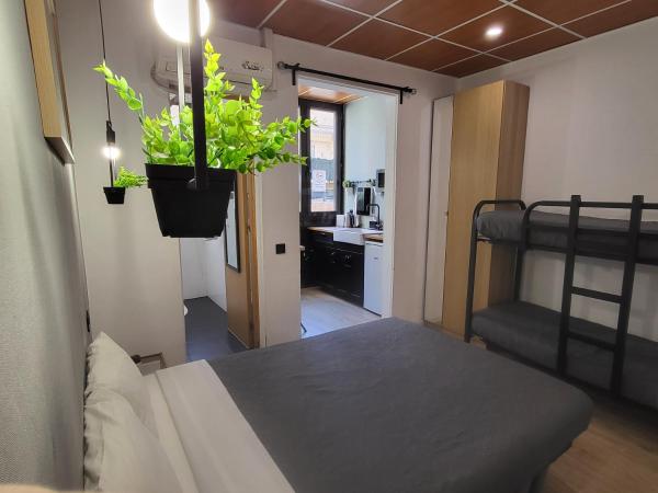 Barcelona Rooms 294 : photo 6 de la chambre chambre familiale avec salle de bains privative et kitchenette