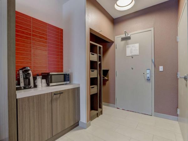 Hilton Garden Inn Indianapolis Northwest : photo 1 de la chambre chambre lit king-size avec douche accessible en fauteuil roulant - adaptée aux personnes à mobilité réduite