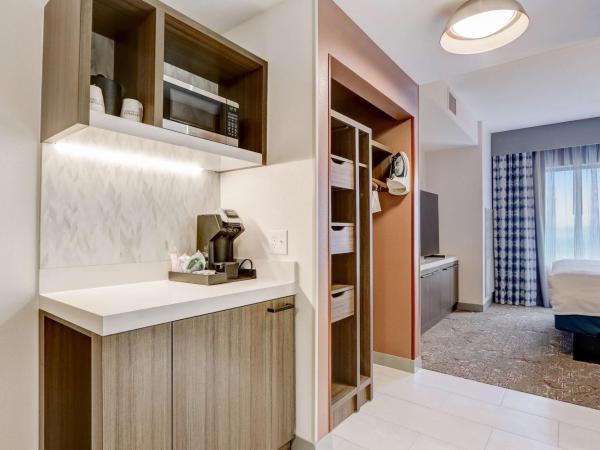 Hilton Garden Inn Indianapolis Northwest : photo 2 de la chambre suite junior lit king-size avec coin salon