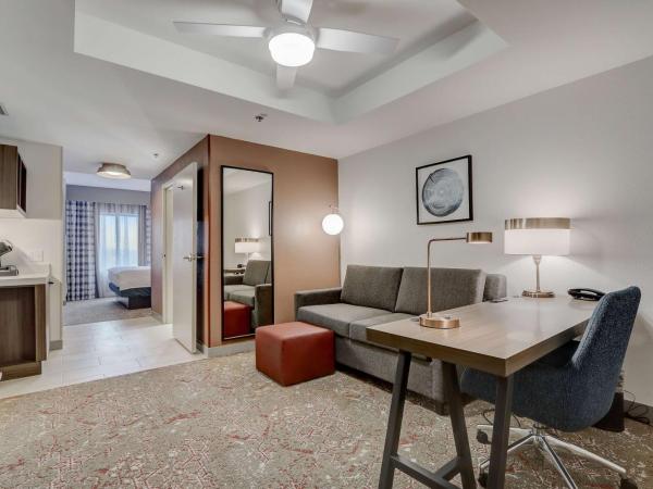 Hilton Garden Inn Indianapolis Northwest : photo 5 de la chambre suite junior lit king-size avec coin salon