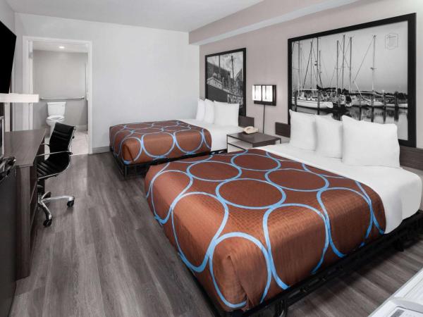 Super 8 by Wyndham Baltimore Northwest : photo 1 de la chambre double room with two double beds and bathtub - mobility/hearing accessible - non-smoking