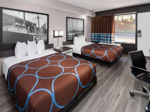 Super 8 by Wyndham Baltimore Northwest : photo 1 de la chambre chambre avec 2 lits doubles et douche accessible en fauteuil roulant - adaptée aux personnes à mobilité réduite/malentendantes - non-fumeurs