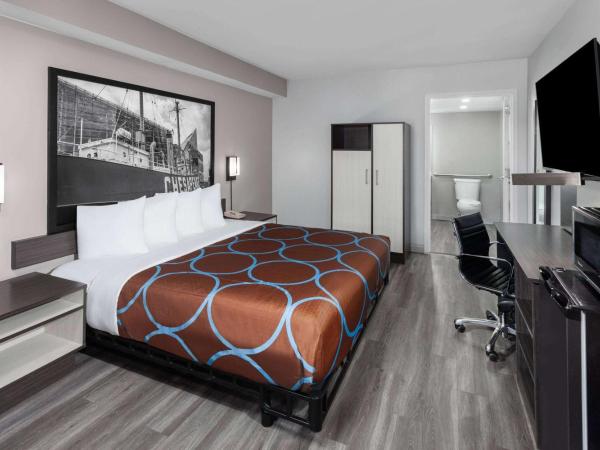 Super 8 by Wyndham Baltimore Northwest : photo 1 de la chambre king room with tub and grab bars - mobility/hearing accessible - non-smoking