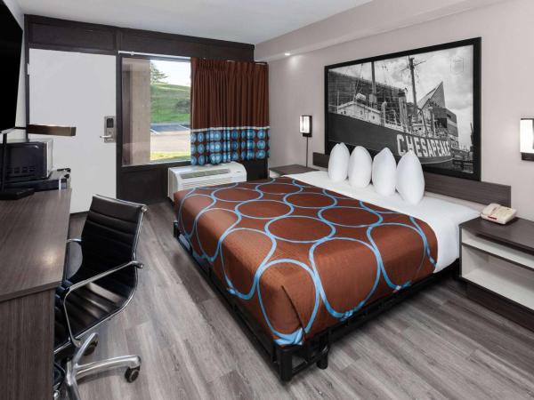 Super 8 by Wyndham Baltimore Northwest : photo 1 de la chambre king room with mobility/hearing access and roll-in shower, non-smoking