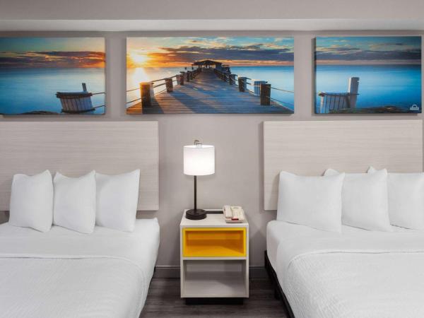 Days-Inn by Wyndham Baltimore Northwest : photo 1 de la chambre chambre avec 2 lits doubles et douche accessible en fauteuil roulant - adaptée aux personnes à mobilité réduite - non-fumeurs