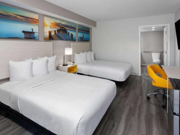 Days-Inn by Wyndham Baltimore Northwest : photo 1 de la chambre double room with two double beds with bathtub and grab bars - mobility accessible - non-smoking