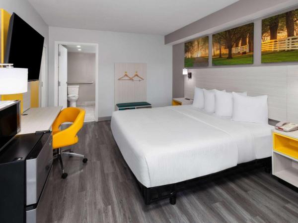 Days-Inn by Wyndham Baltimore Northwest : photo 1 de la chambre chambre lit king-size avec baignoire - adaptée aux personnes à mobilité réduite - non-fumeurs