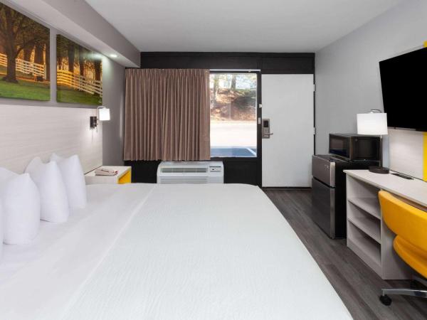 Days-Inn by Wyndham Baltimore Northwest : photo 1 de la chambre chambre lit king-size avec douche accessible en fauteuil roulant - adaptée aux personnes à mobilité réduite - non-fumeurs